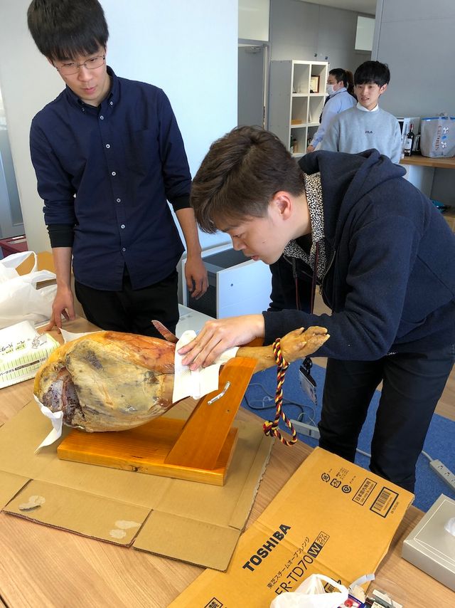 慎重に薄くカットしていきます