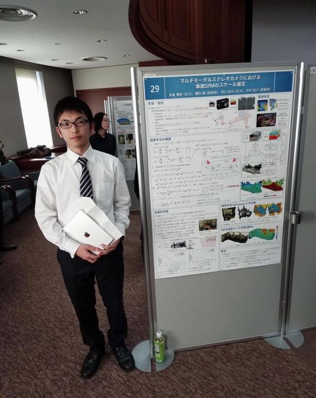 ポスター前で1枚